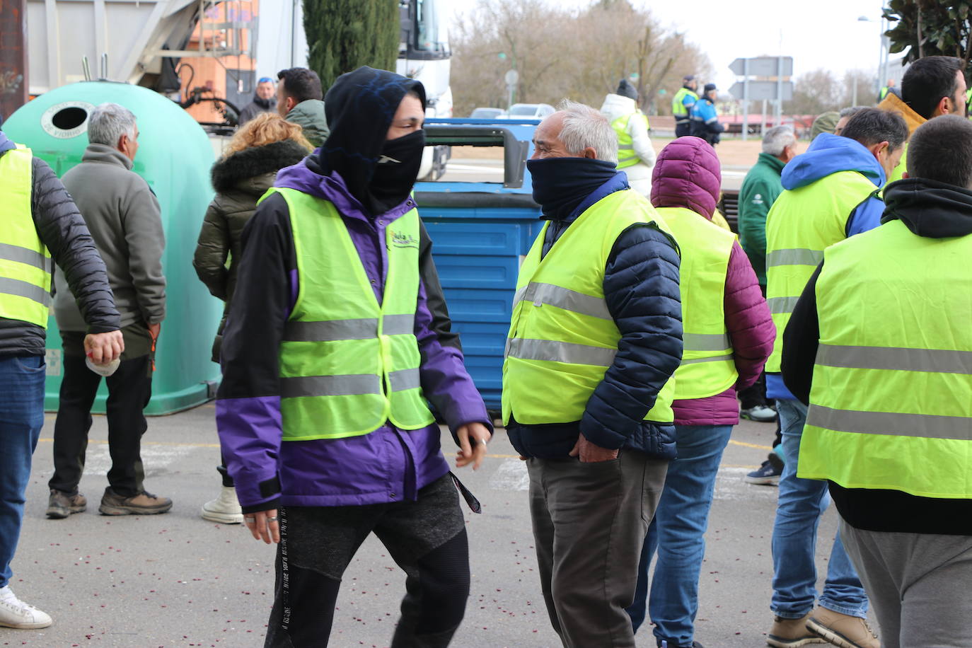 Los trabajadores del campo tiran productos extranjeros en las calles de La Bañeza.