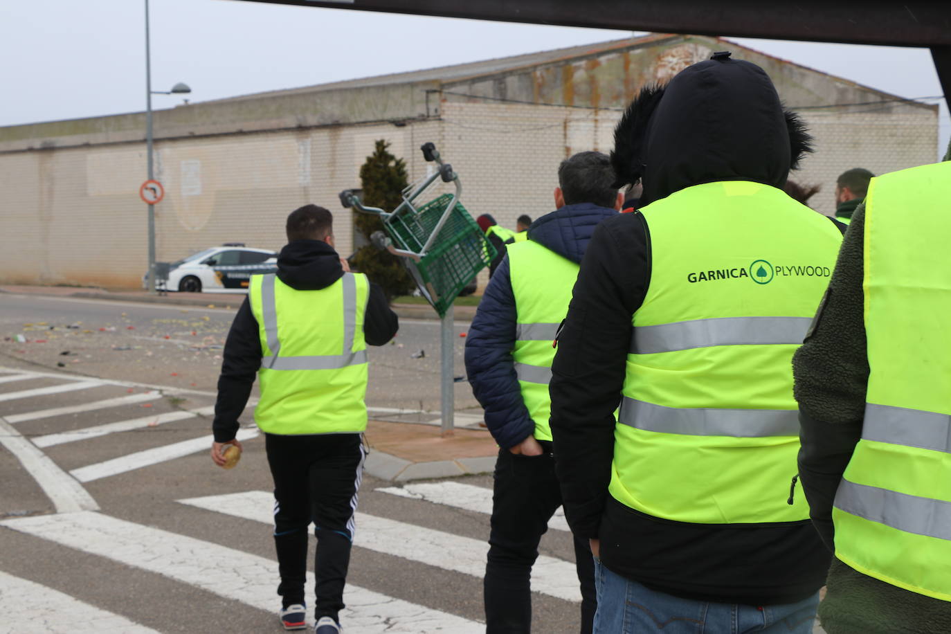 Los trabajadores del campo tiran productos extranjeros en las calles de La Bañeza.