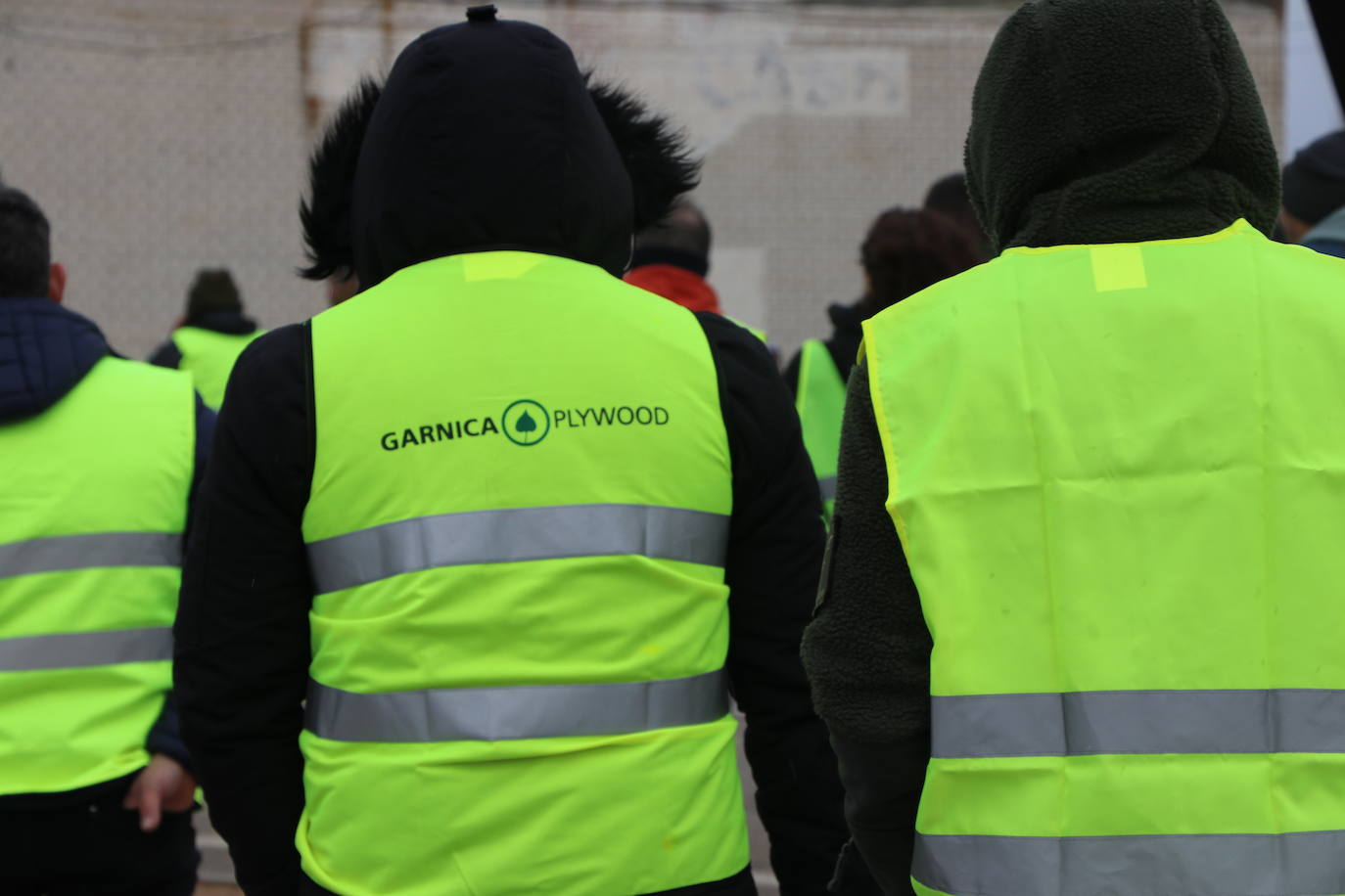 Los trabajadores del campo tiran productos extranjeros en las calles de La Bañeza.