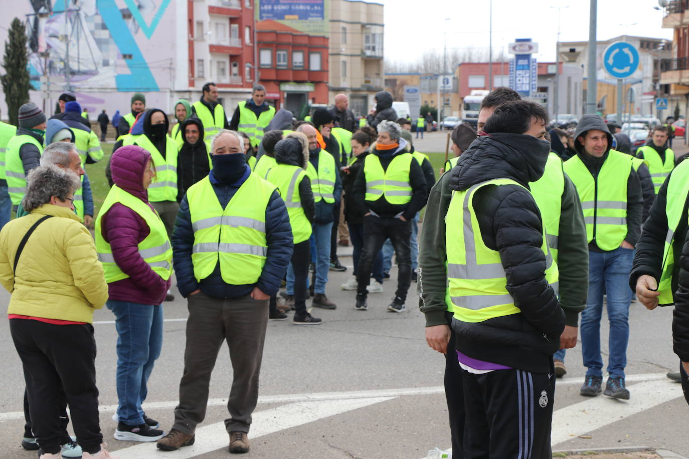 Los trabajadores del campo tiran productos extranjeros en las calles de La Bañeza.