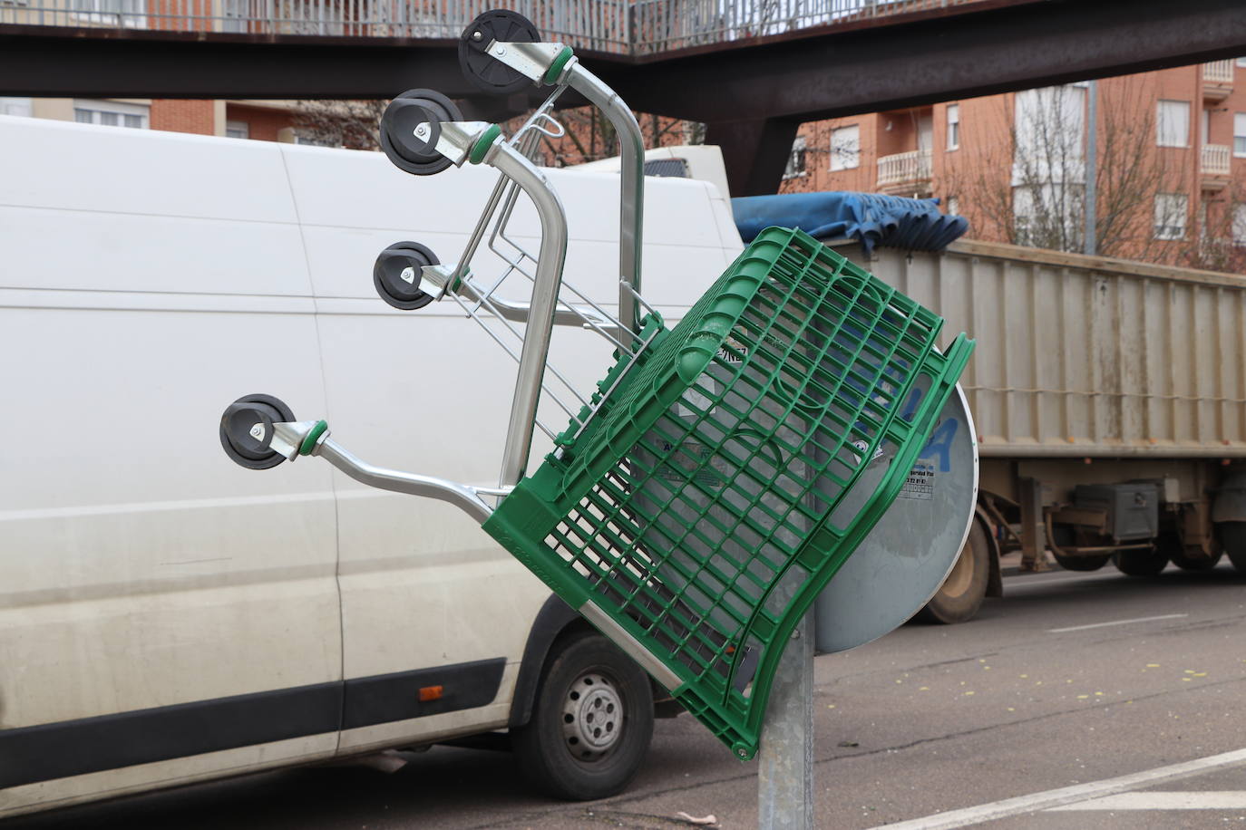 Los trabajadores del campo tiran productos extranjeros en las calles de La Bañeza.