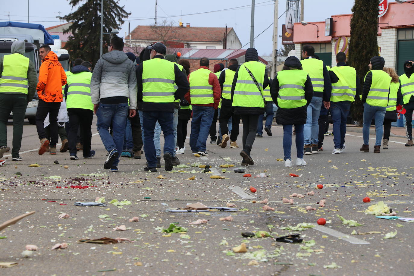 Los trabajadores del campo tiran productos extranjeros en las calles de La Bañeza.