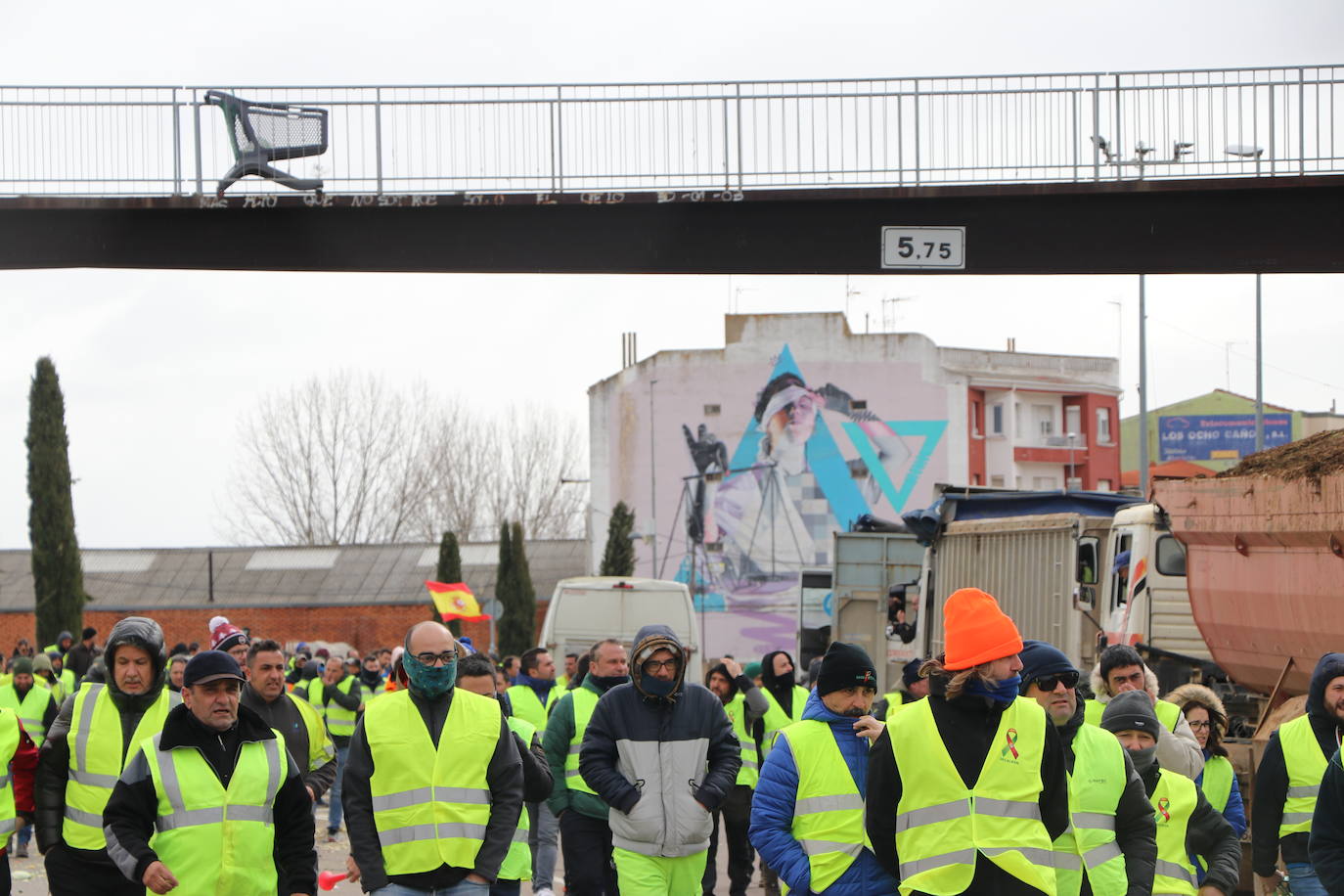 Los trabajadores del campo tiran productos extranjeros en las calles de La Bañeza.