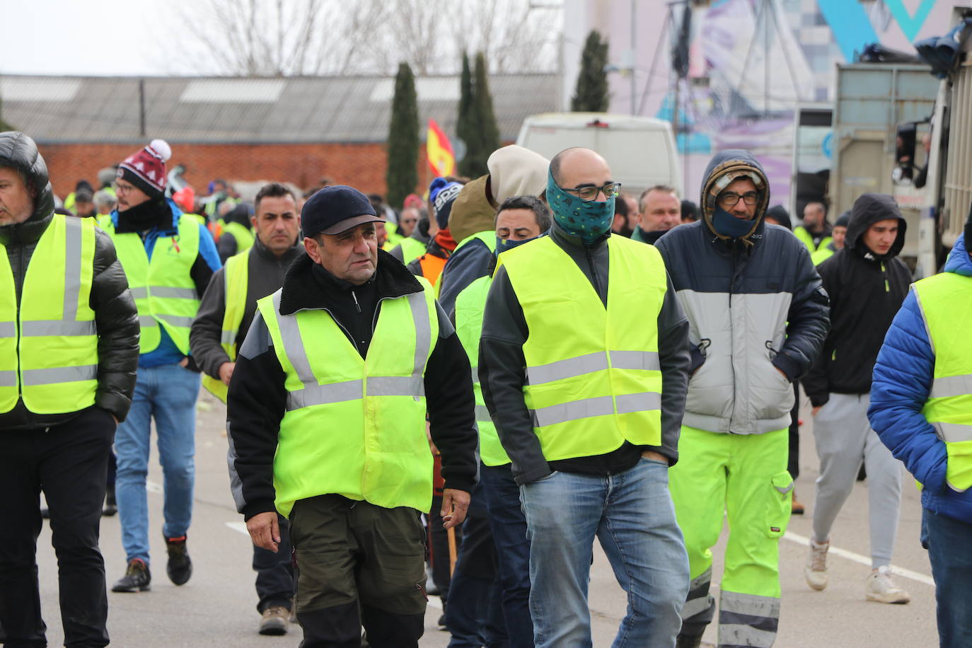 Los trabajadores del campo tiran productos extranjeros en las calles de La Bañeza.