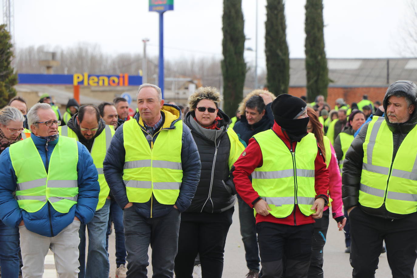 Los trabajadores del campo tiran productos extranjeros en las calles de La Bañeza.