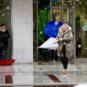 La nieve llega a León: caen los primeros copos en la ciudad