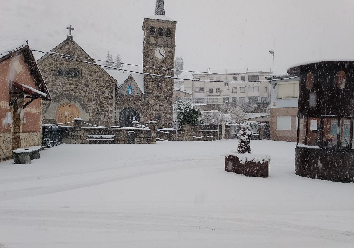 Nieve en la plaza de la Iglesia de Ciñera.