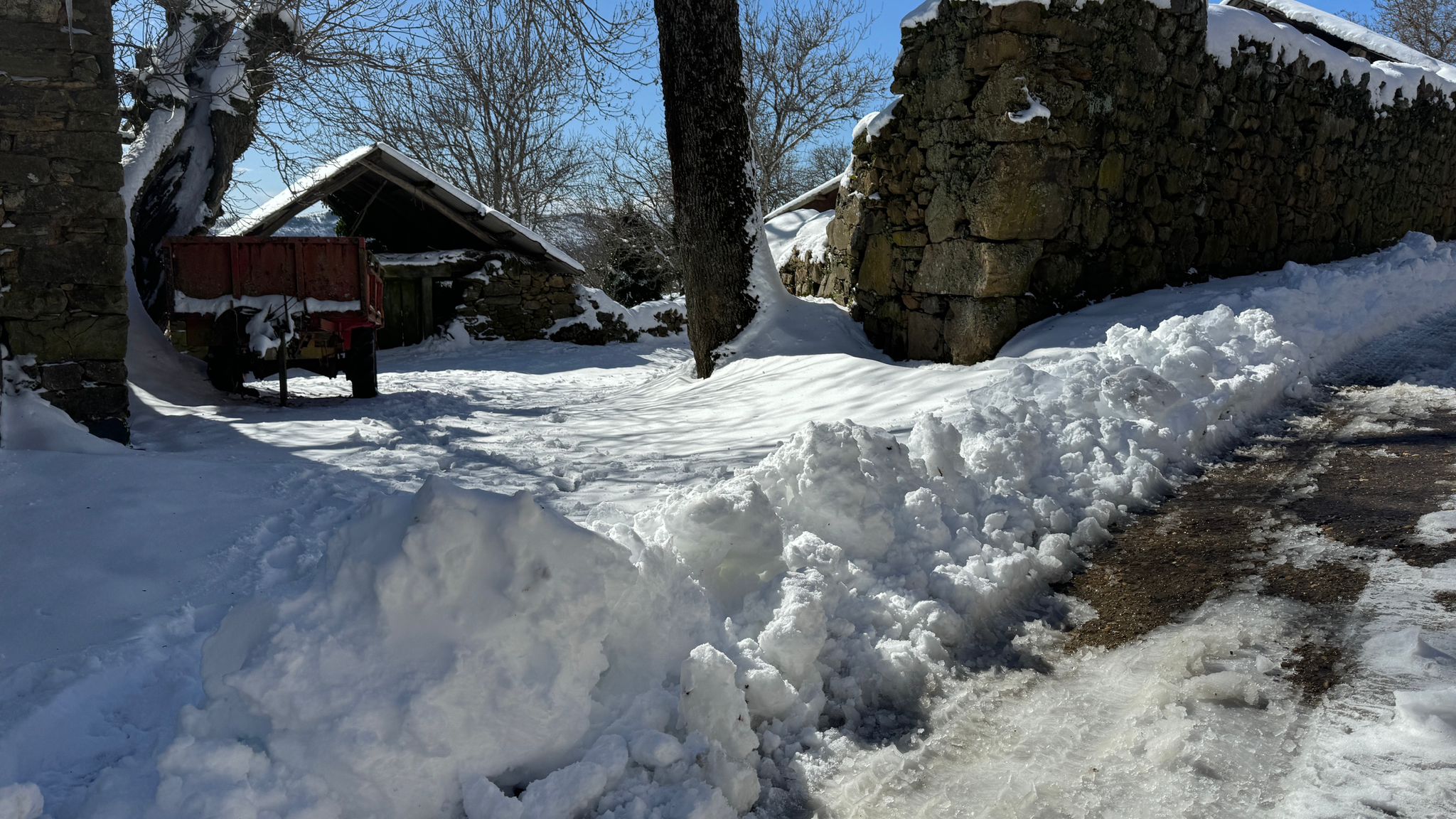 La nieve aisla a pueblos de la montaña leonesa