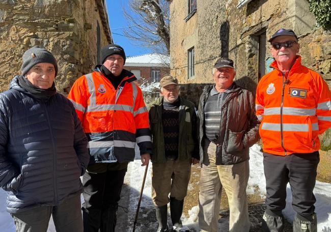 Habitantes de la localidad con voluntarios de protección civil.