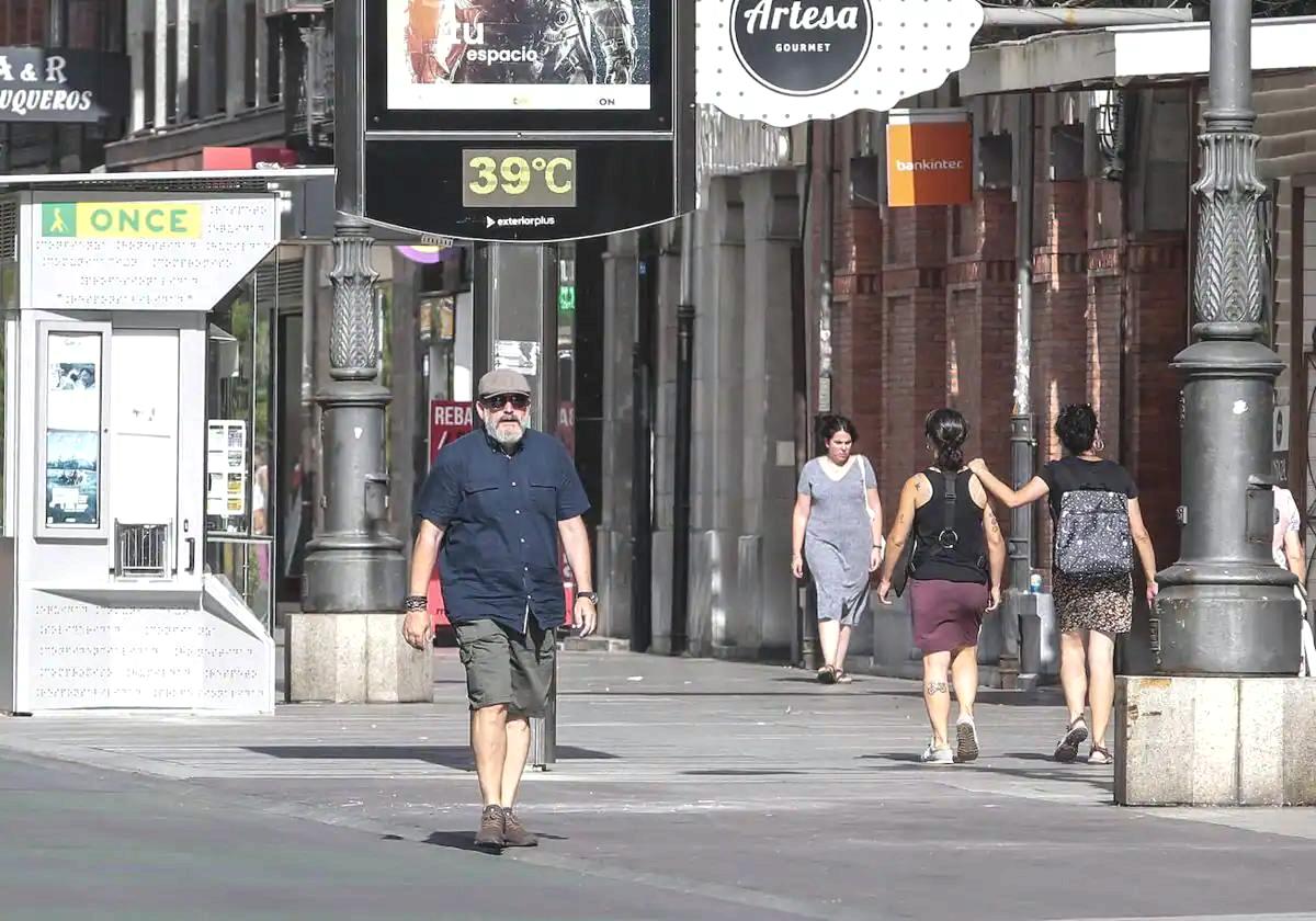 Varios leoneses pasean por Ordoño II con una temperatura de 39 grados.