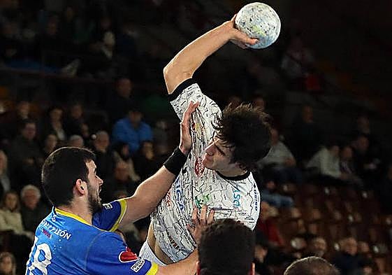 Casqueiro, en un partido con el Abanca Ademar.