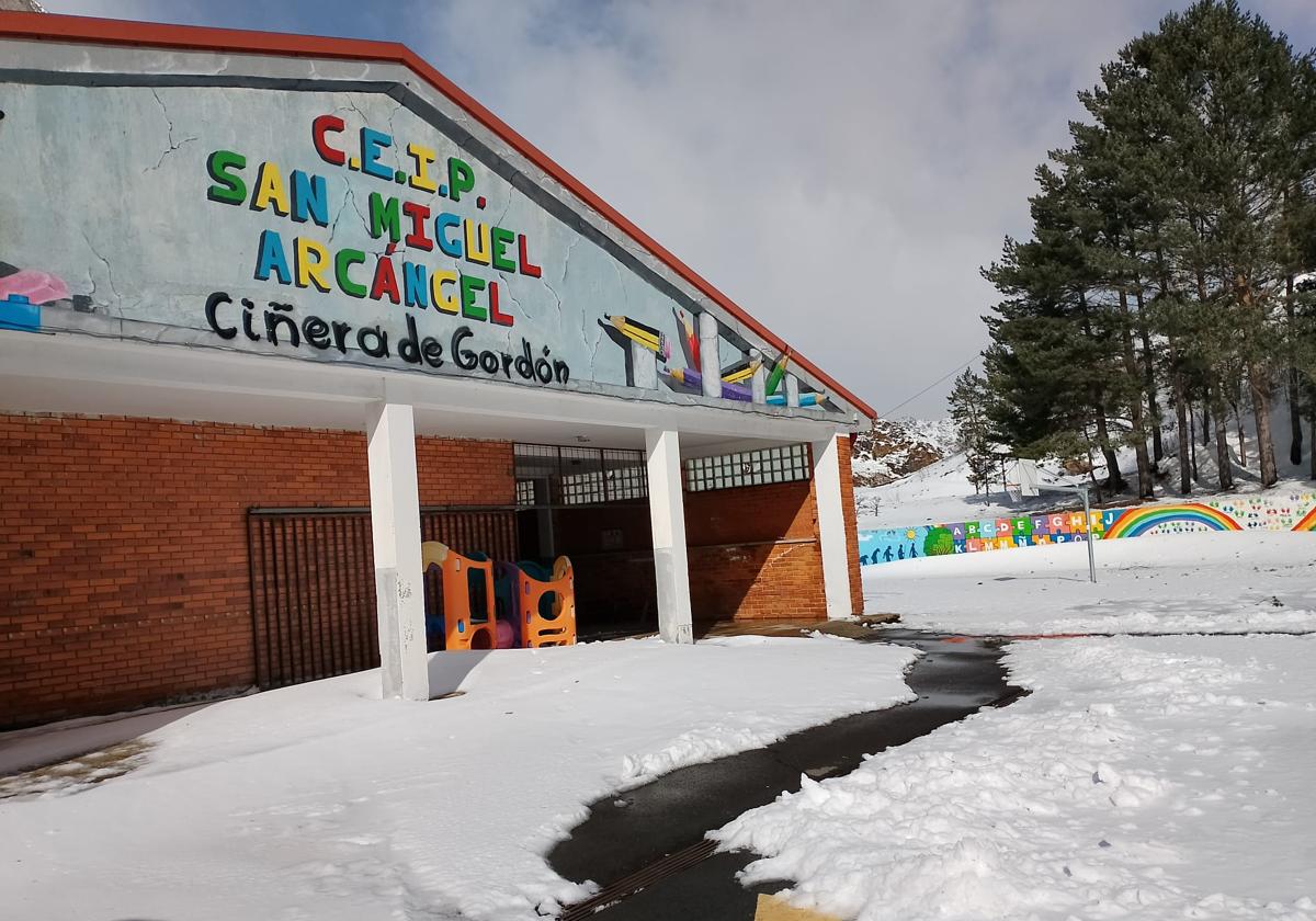 El CEIP San Miguel Arcángel de Ciñera, con nieve en el patio.