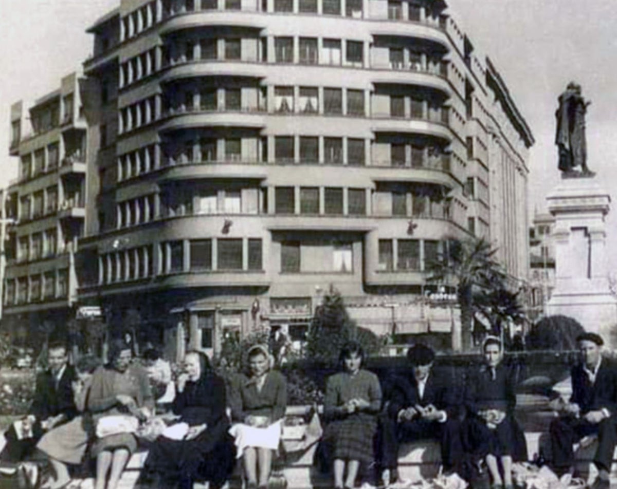 Plaza de Guzmán el Bueno con la Casa Arriola al fondo. 1950.