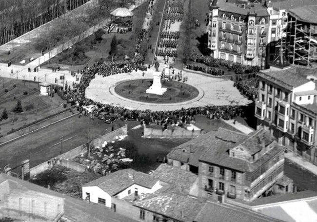 Plaza de Guzmán el Bueno y construcción de la Casa Arriola. 1940.