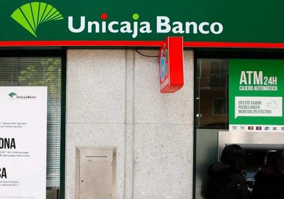 Imagen de un cajero automático de Unicaja Banco en León.