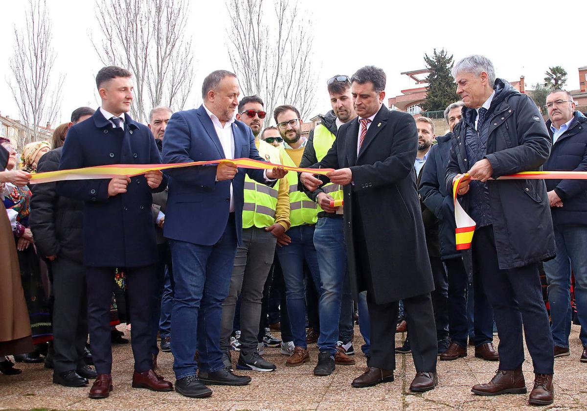 El alcalde de Valencia de Don Juan, Ricardo Barrientos, preside la inauguración de la feria con representantes de la Plataforma de Defensa del Campo.