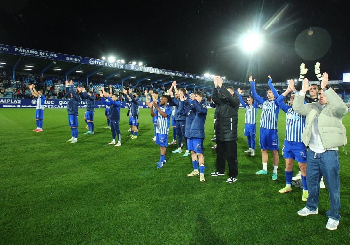 Los juadores de la Ponferradina tras la victoria ante la Real Sociedad la jornada anterior.