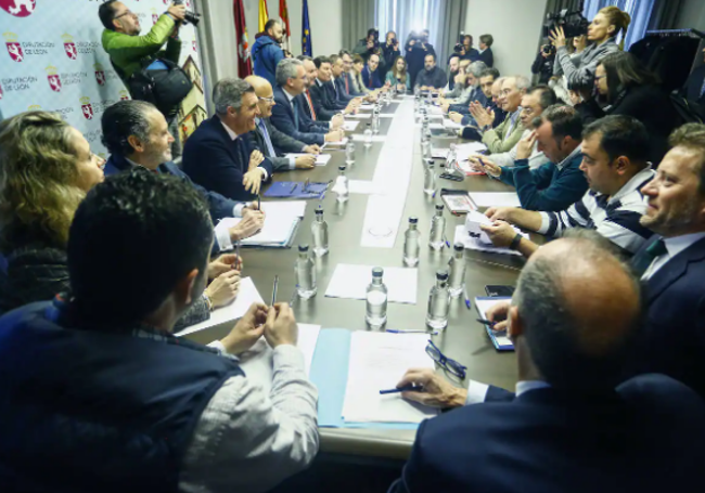 Primera reunión oficial de la Mesa por León con sus 25 miembros el 3 de marzo de 2020.