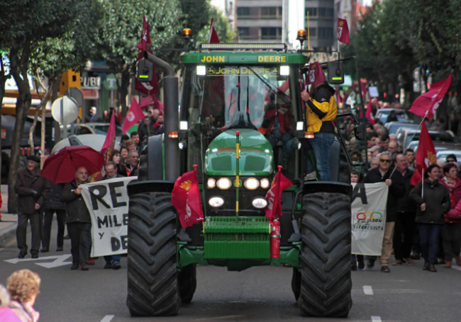 También los tractores salieron a la calle para denunciar la situación en el campo entonces.