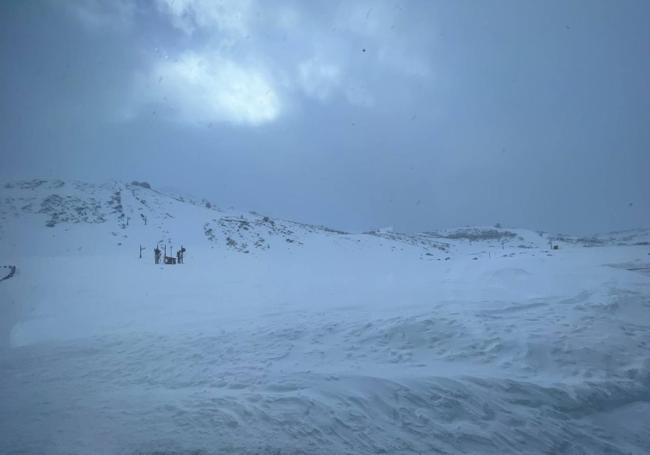 La nieve cubre la montaña leonesa.