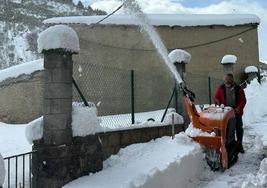 Quitando la nieve de la carretera en Valdelugueros