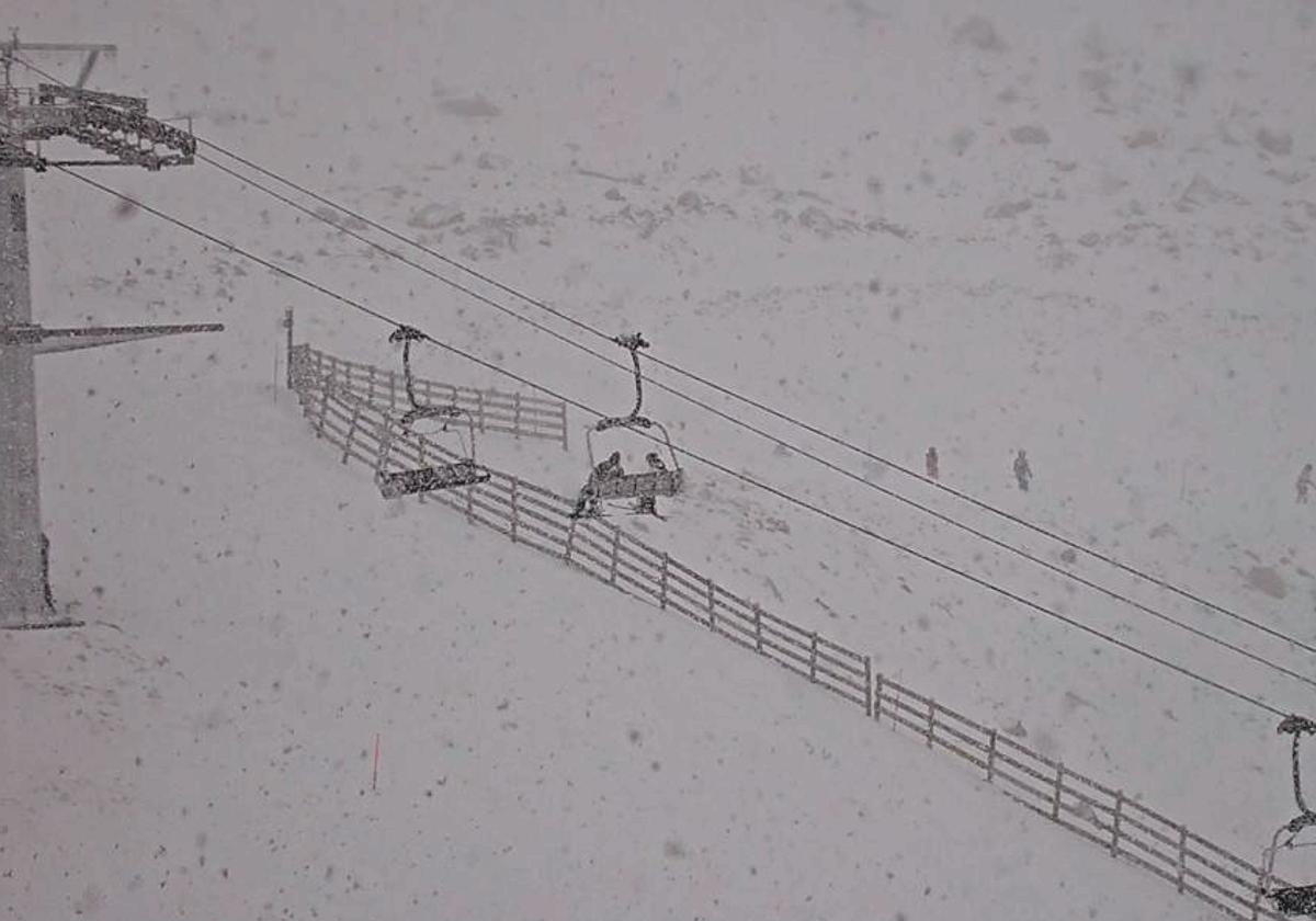 La nieve cubre de blanco la montaña leonesa