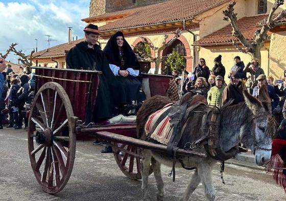 Los novios en el carro tradicional de la boda antrueja.
