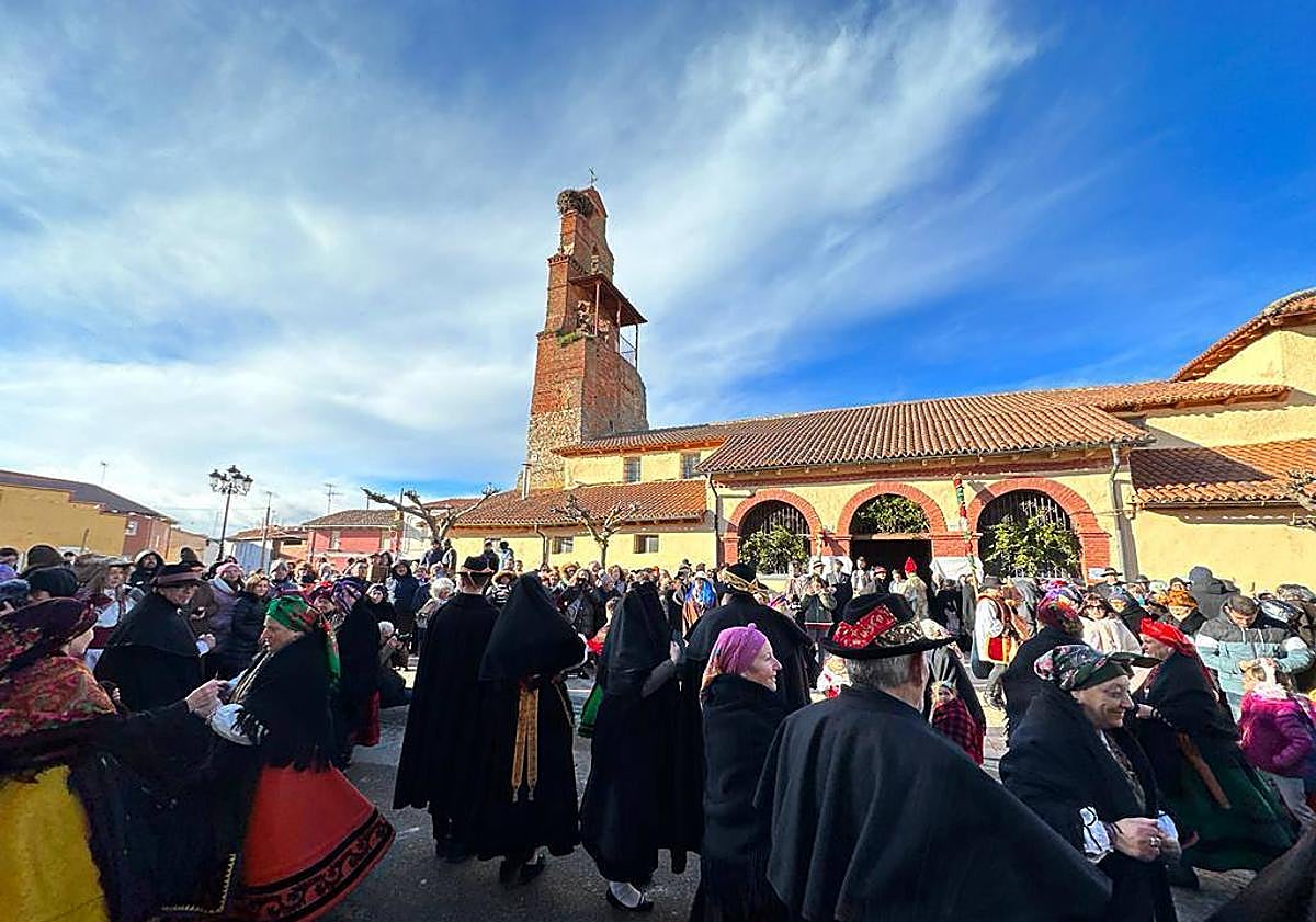 Imagen principal - Celebración de la boda antrueja.