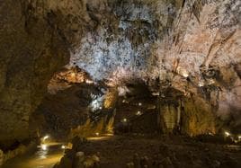 Interior de la cueva de Valporquero.