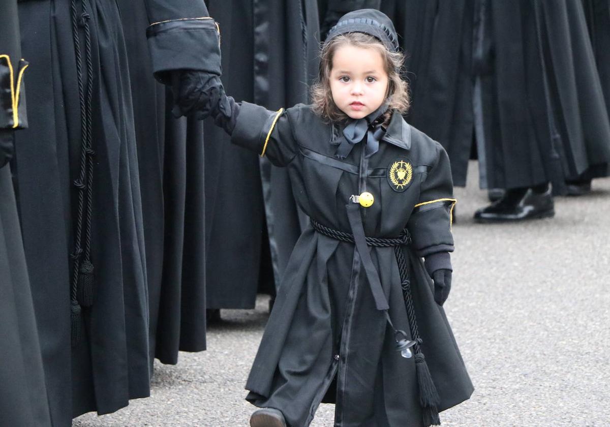 Una 'paponina' procesiona con un bracero adulto.