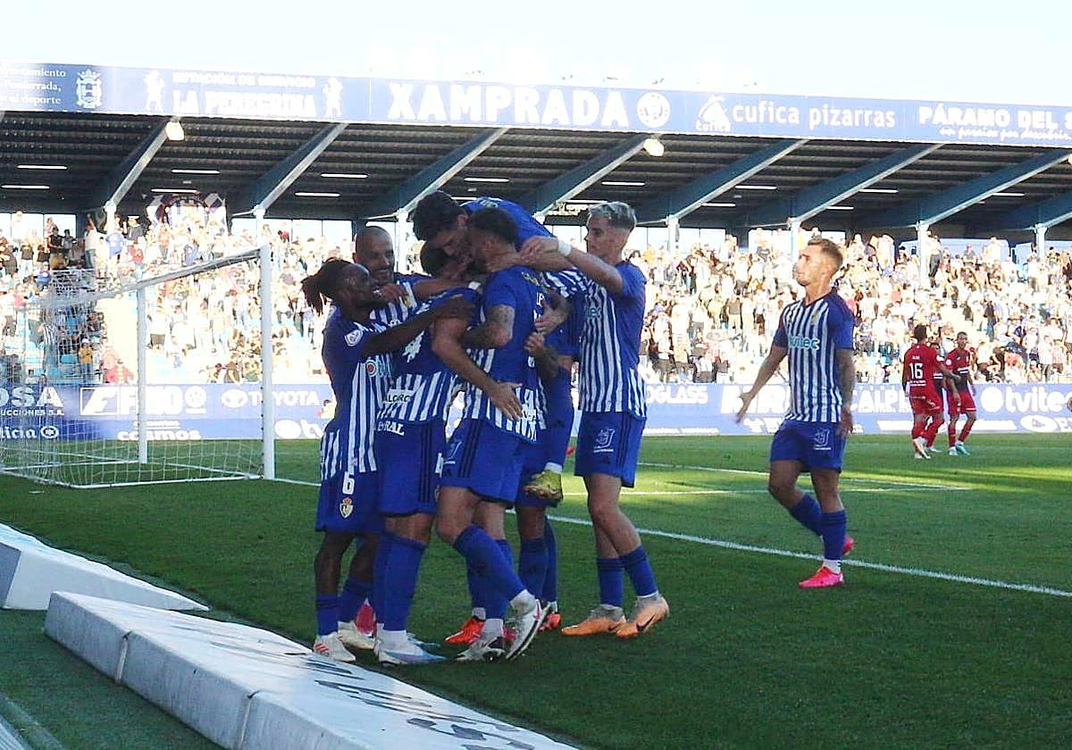 La Ponferradina celebra un gol frente al Fuenlabrada.