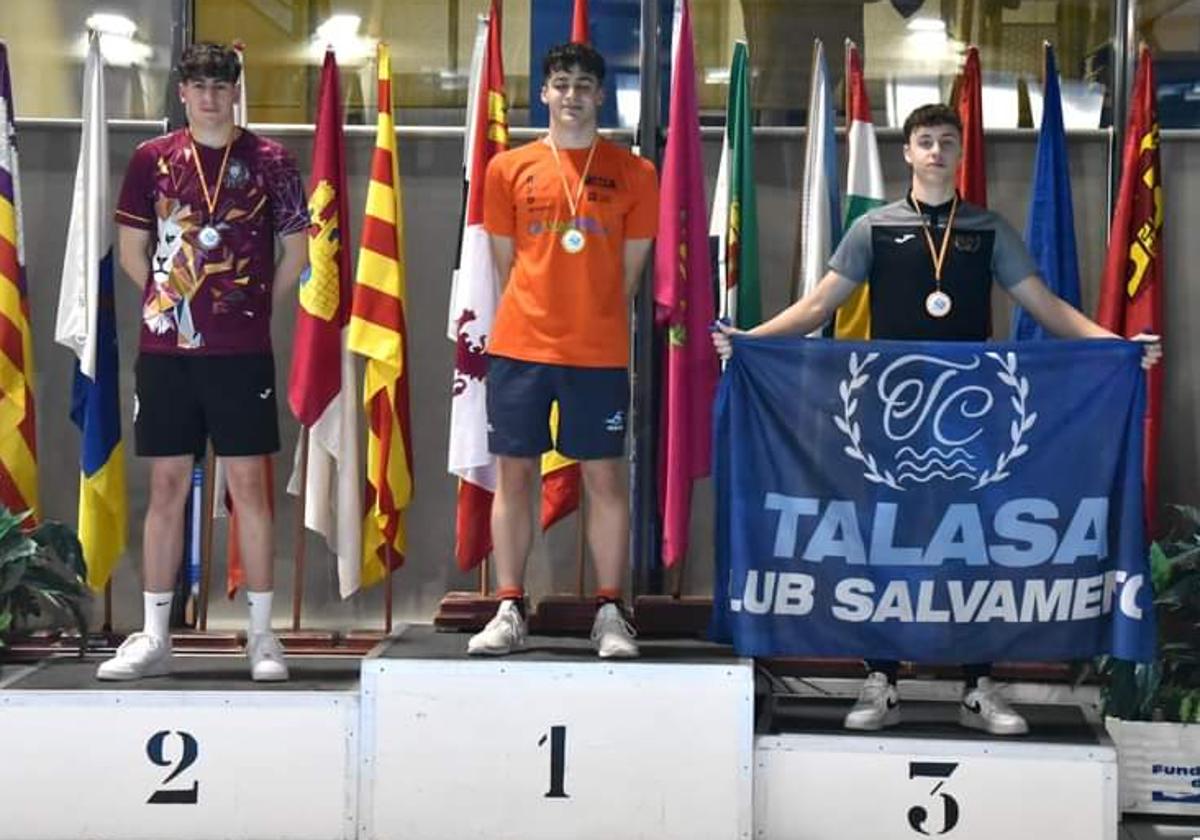 Javier Frade, en el segundo puesto del podio de la prueba de 50 metros natación con obstáculo.