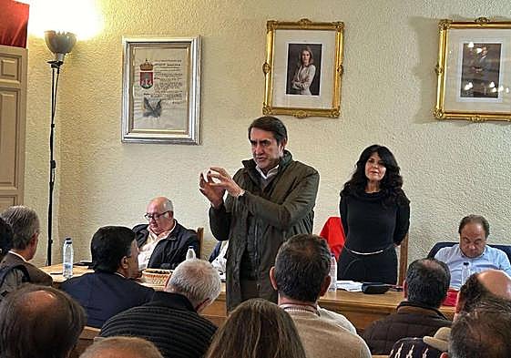 El consejero participa en la subasta de la Reserva Regional de Caza de Gredos.