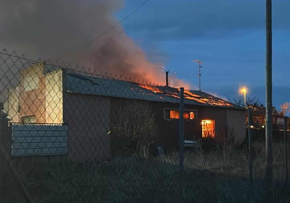 La nave arde en la noche astorgana.