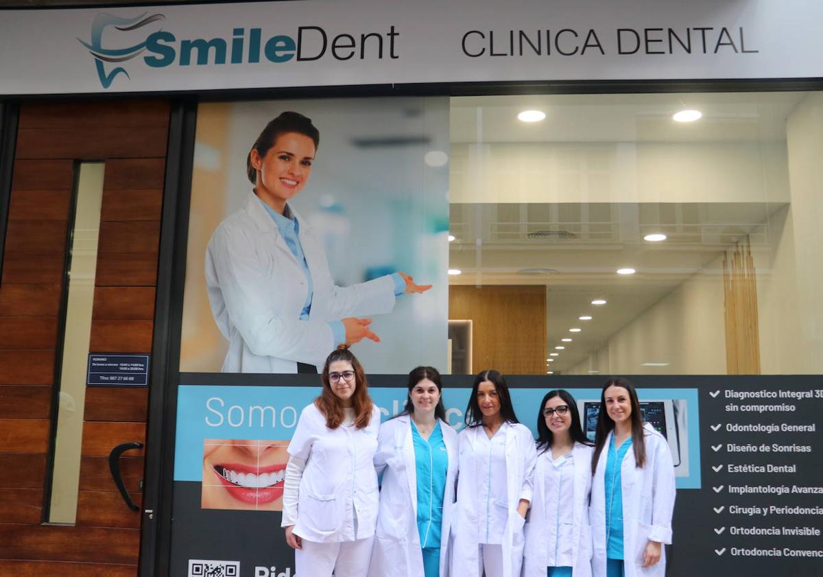 Imagen principal - Clínica dental SmileDent en León