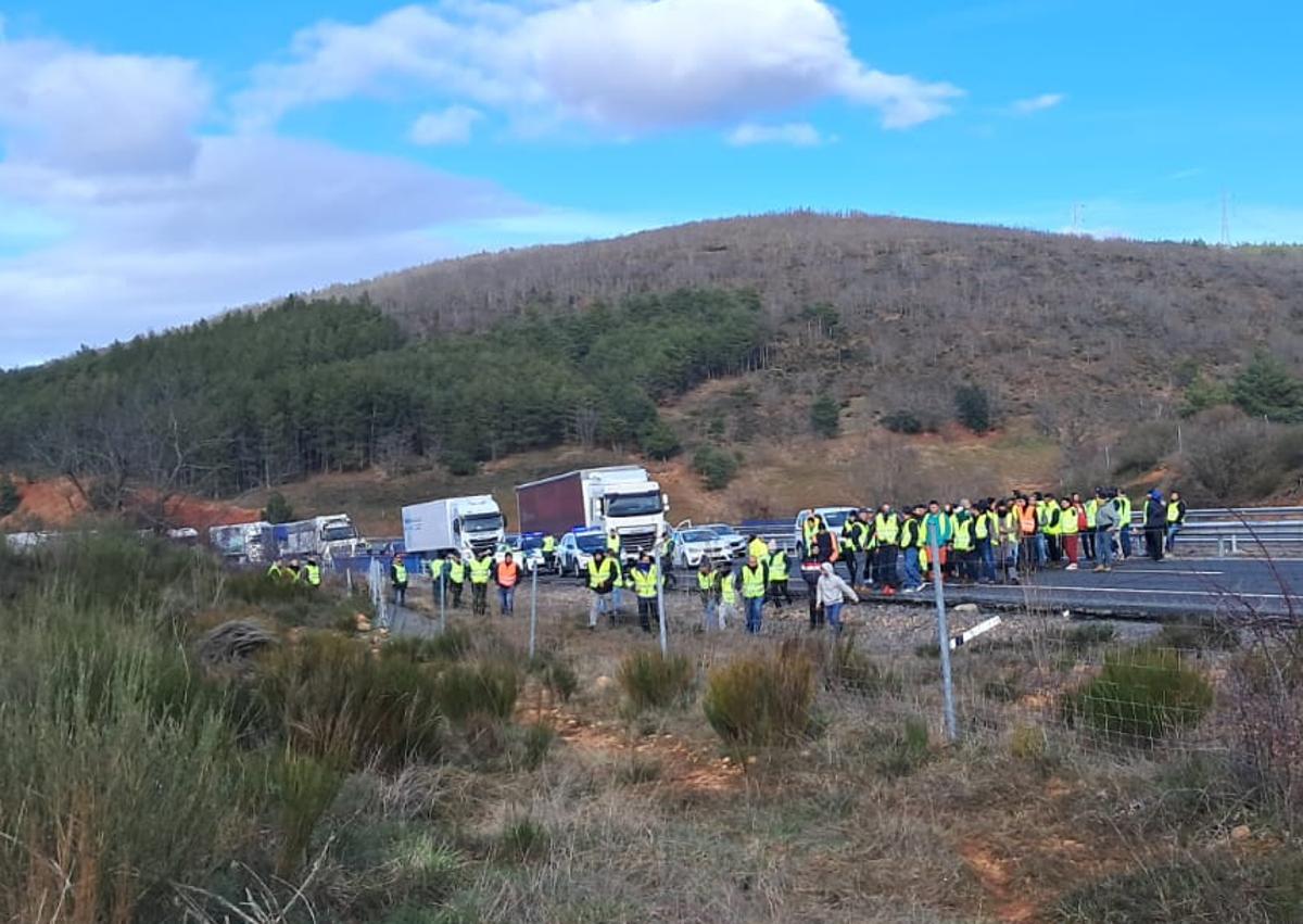 Imagen secundaria 1 - Corte en la AP-66 por los trabajadores de campo.