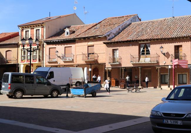 Las cinco casas de la plaza, a las 15:30 horas de la tarde, cuando la familia de comerciantes continuaban con el desalojo.