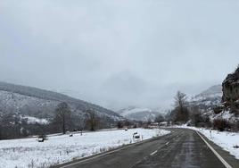 Imagen de archivo de una carretera en León con nieve.