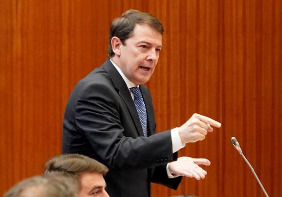 El presidente de la Junta, Alfonso Fernández Mañueco, durante su intervención en el Pleno de las Cortes de Castilla y León.