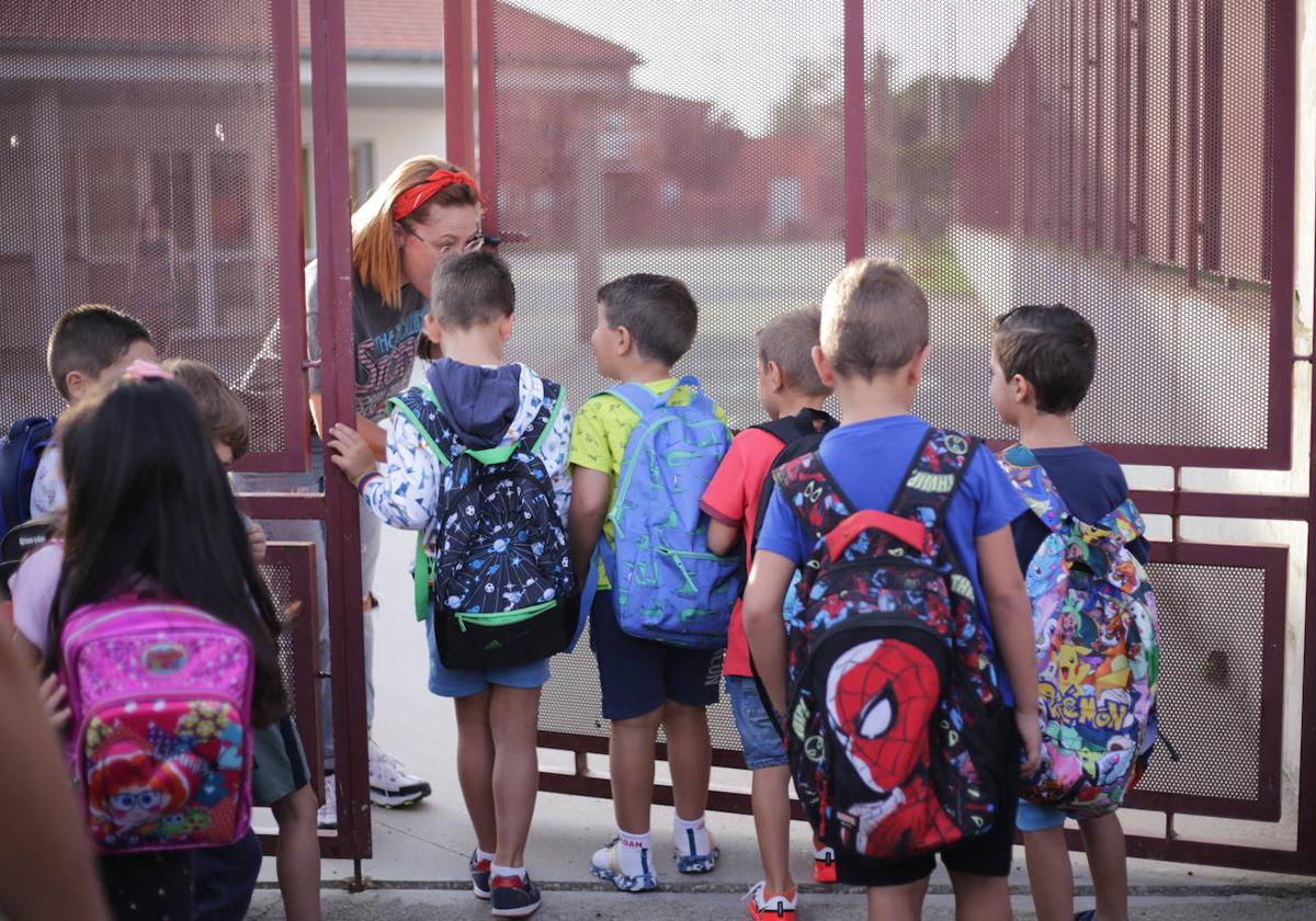 Alumnos entrando al colegio.