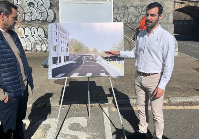 David Fernández, líder del PP en la oposición, muestra el proyecto a los medios.