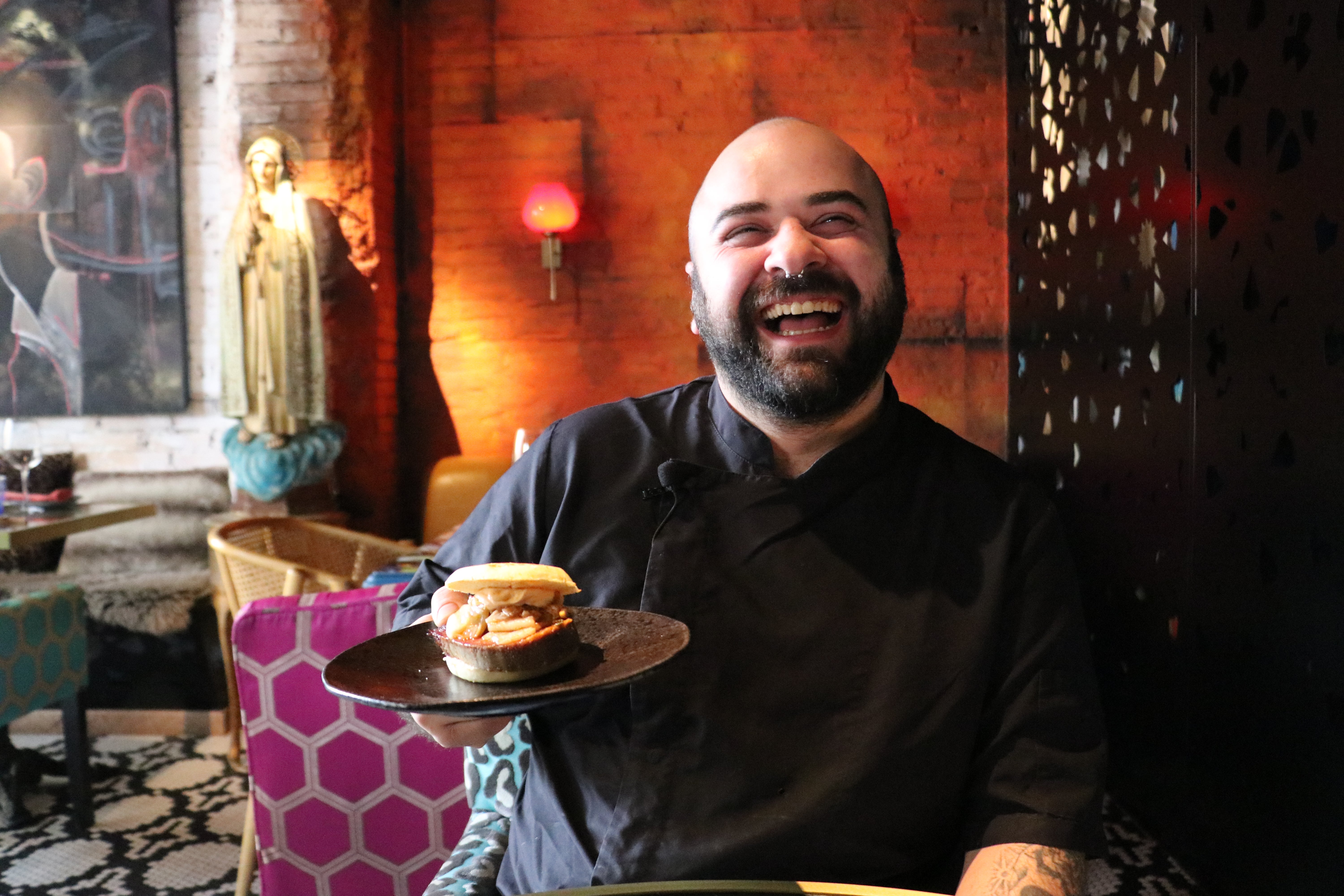 Javier Casas presenta 'Brioche de lengua curada y kimchi'.