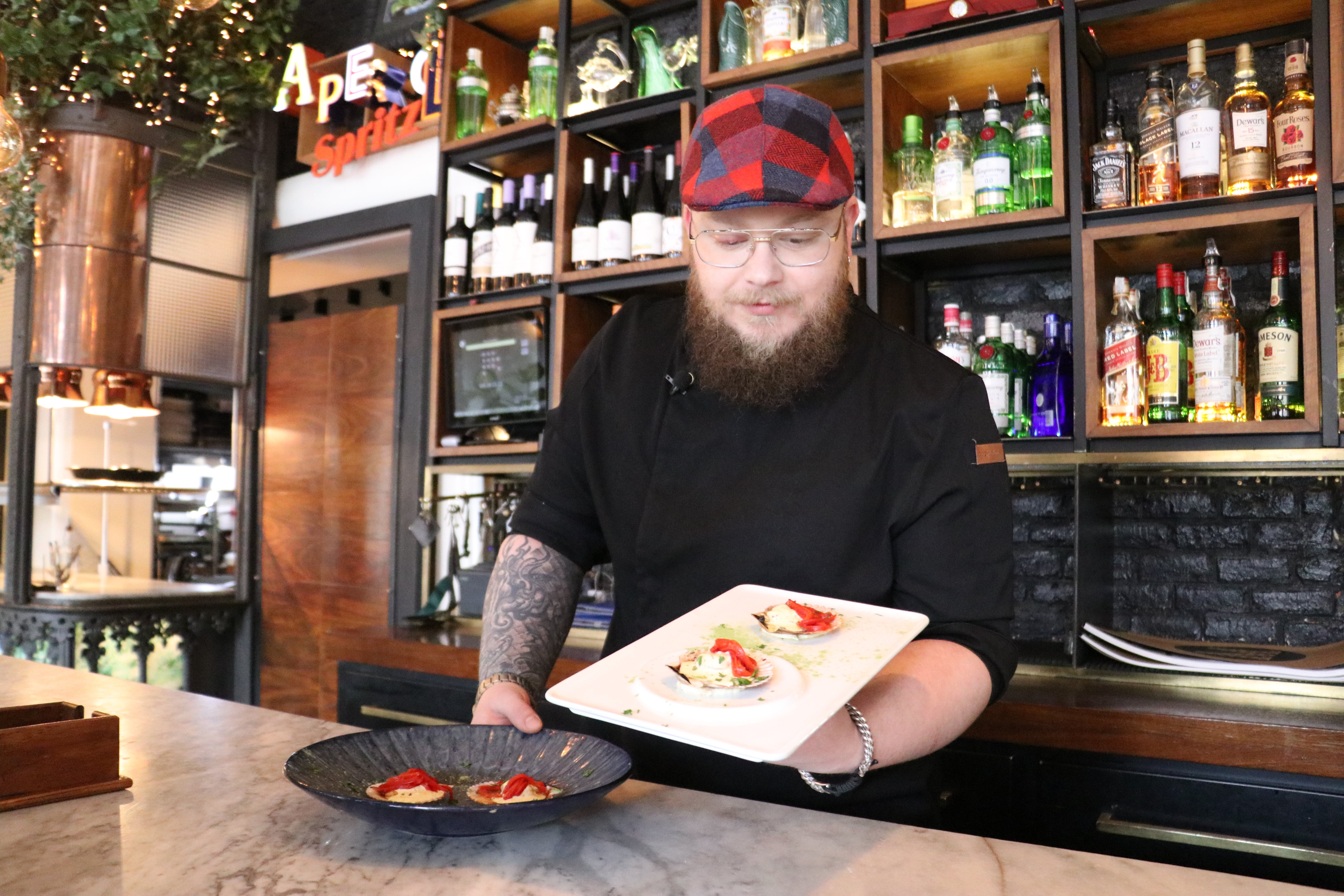 Alex Morten, cocinero del restaurante Mamá Tere presenta su zamburiña al horno con crema de quesos.