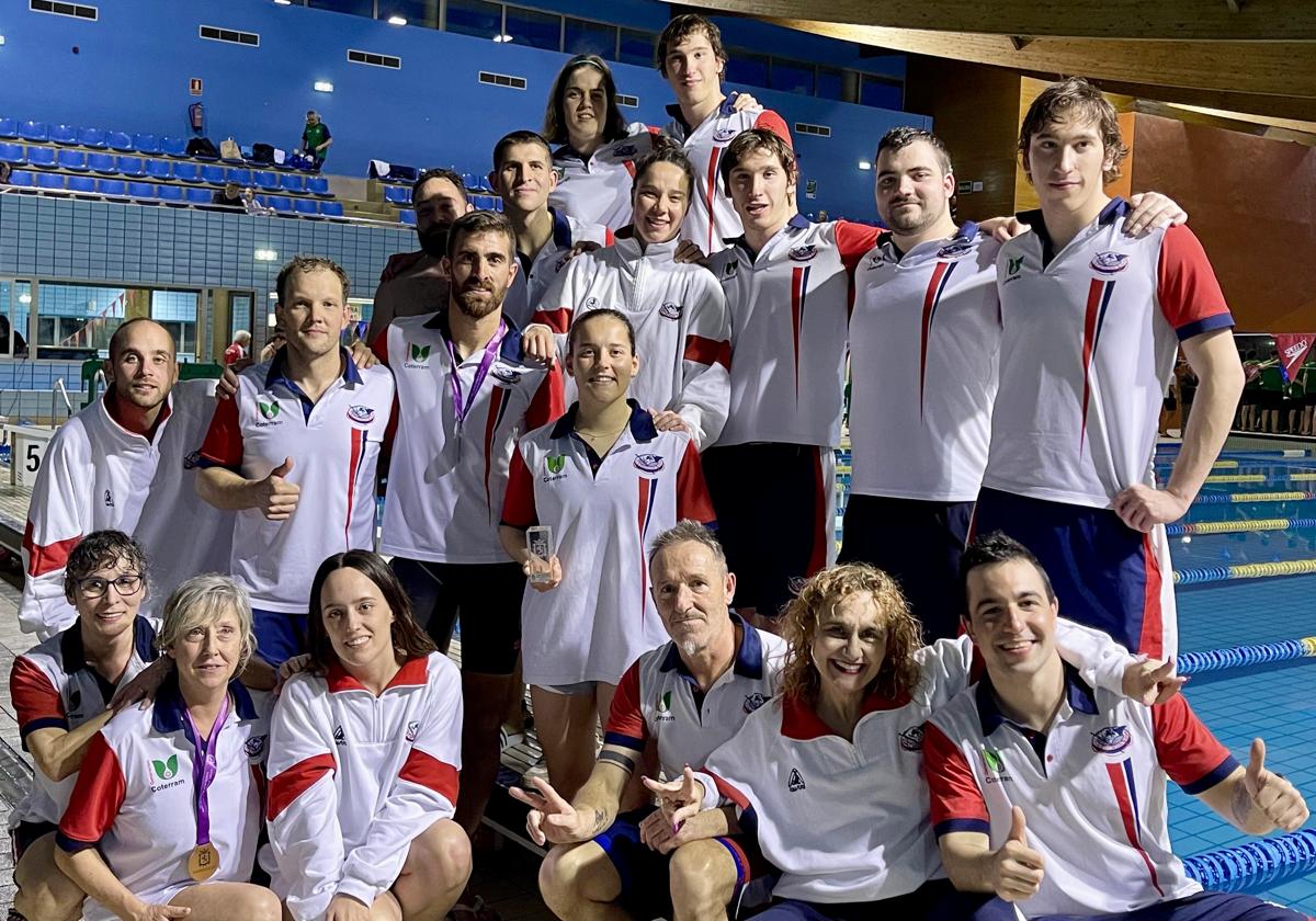 Imagen del Club Natación León tras el torneo.