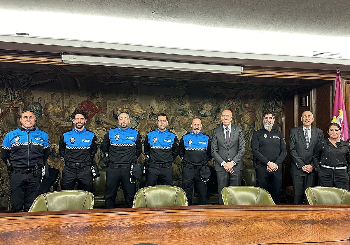 Imagen del alcalde de León junto a los nuevos agentes de policía.
