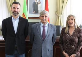 Hugó Mélida Martínez con el Rector y la Secretaria General de la ULE.