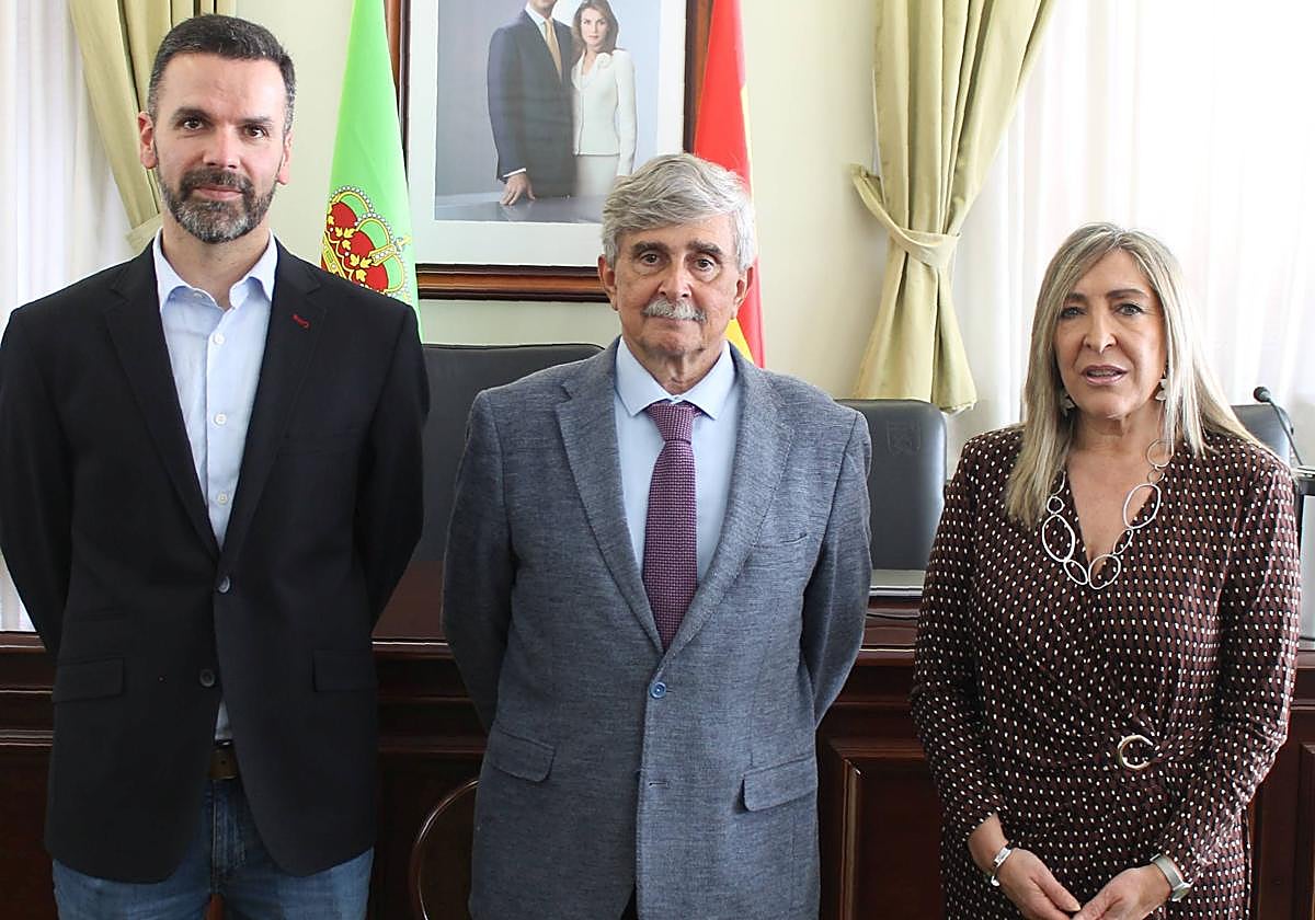 Hugó Mélida Martínez con el Rector y la Secretaria General de la ULE.
