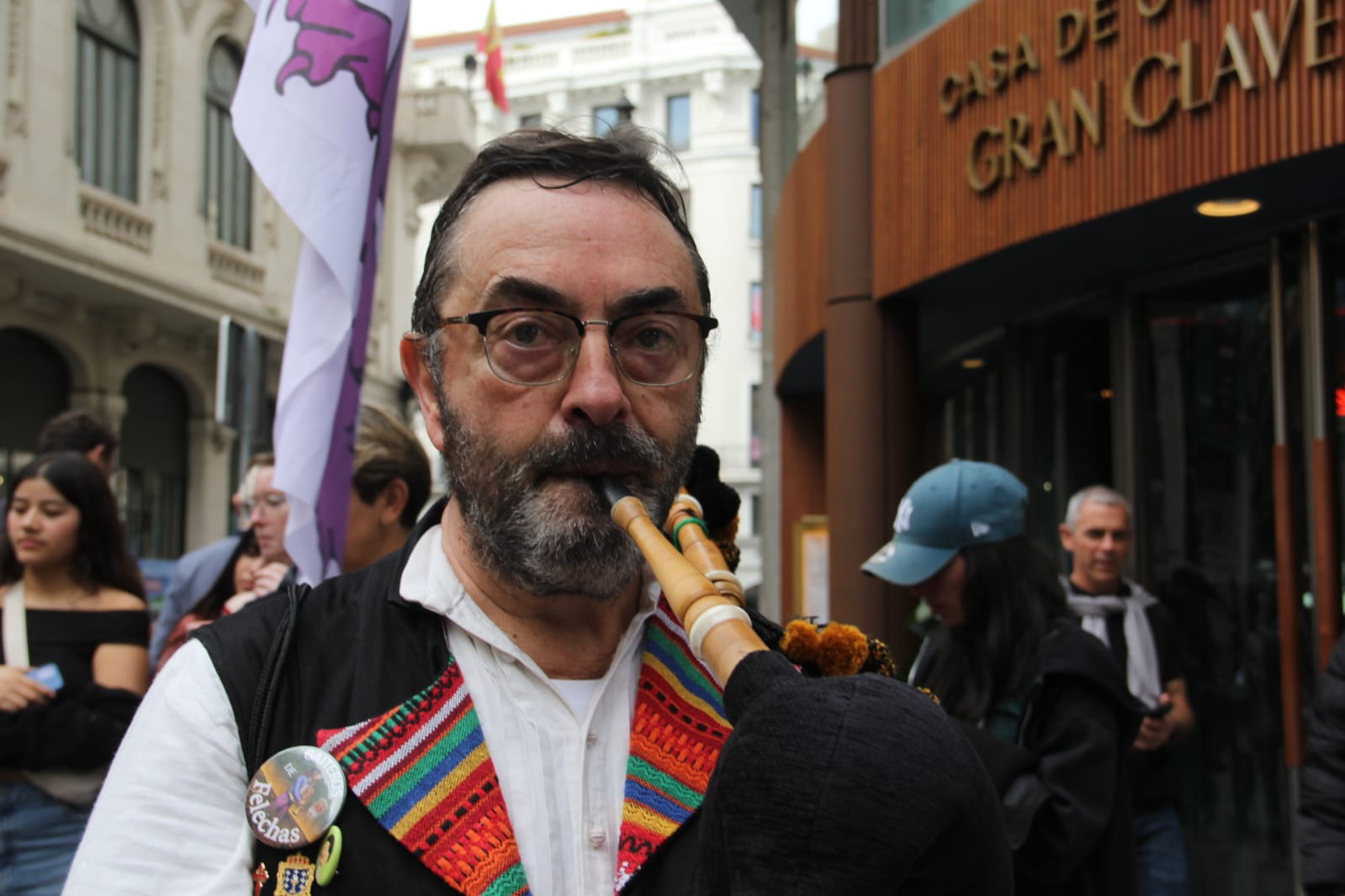 La Gran Vía madrileña disfruta de San Patricio con gaiteros bercianos