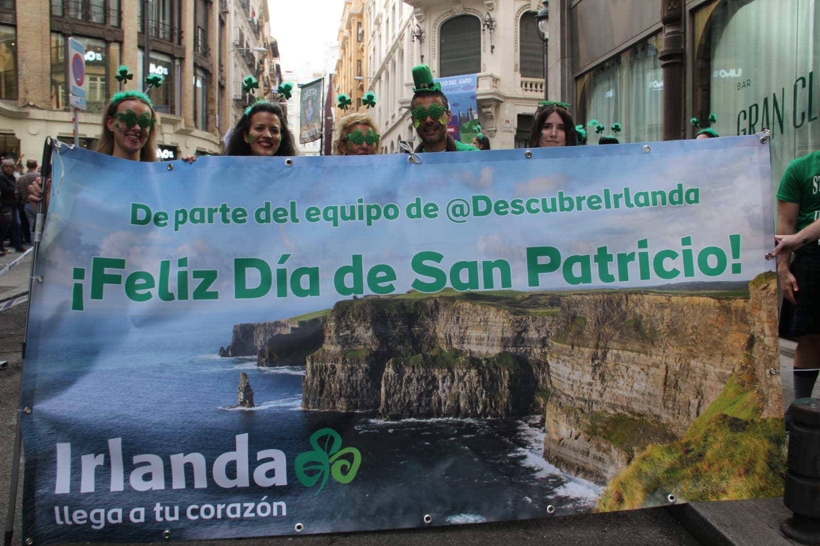 La Gran Vía madrileña disfruta de San Patricio con gaiteros bercianos