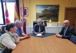 Reunión entre el alcalde de La Antigua y el delegado territorial, Eduardo Diego.